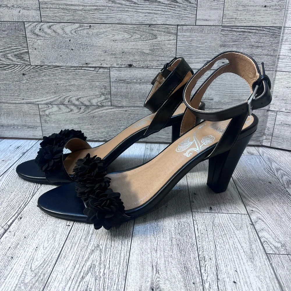 Mootsies Tootsies Black Floral Heels - Picture 2 of 6